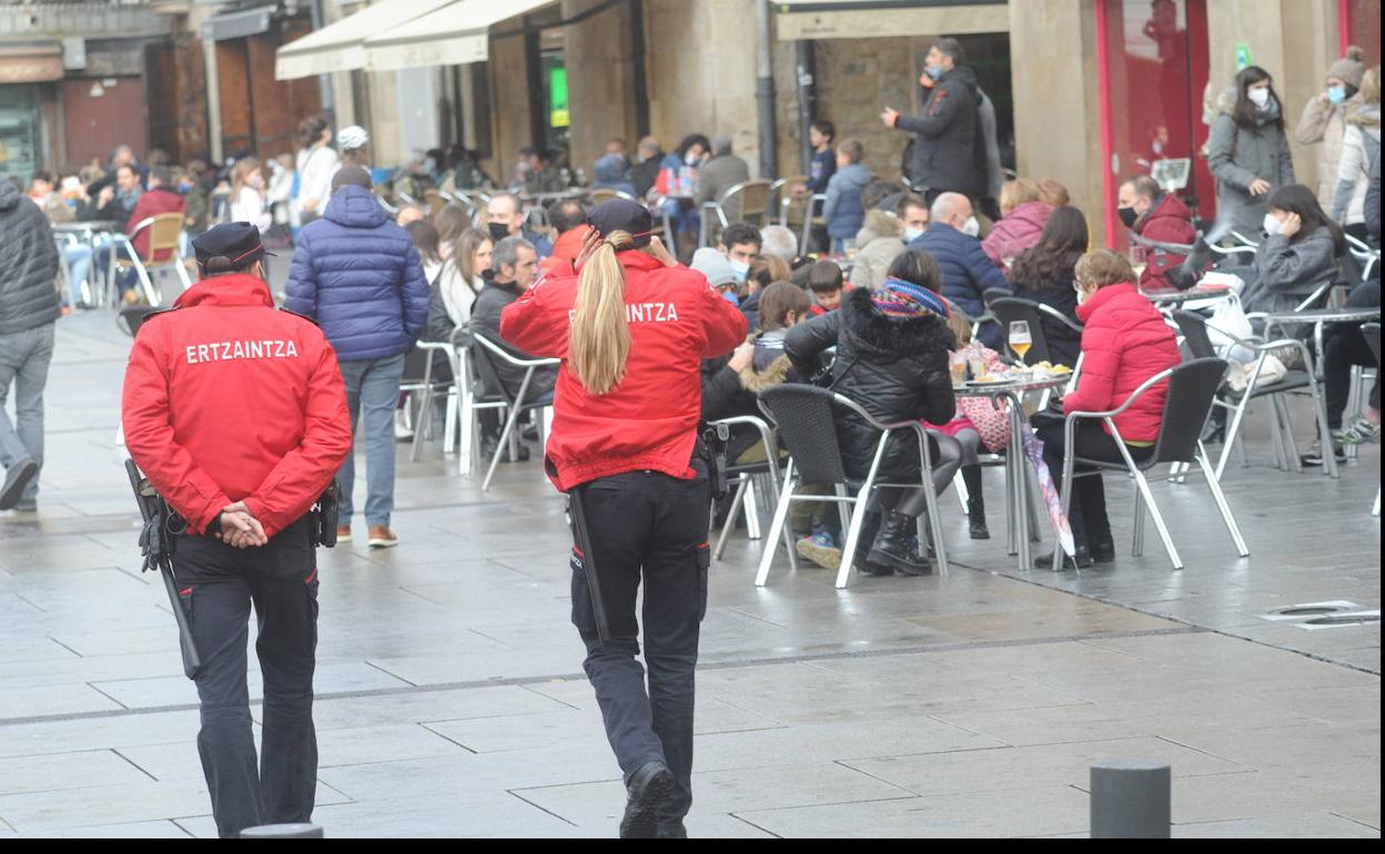 Una patrulla pasea por una calle de Vitoria, en una imagen de archivo.