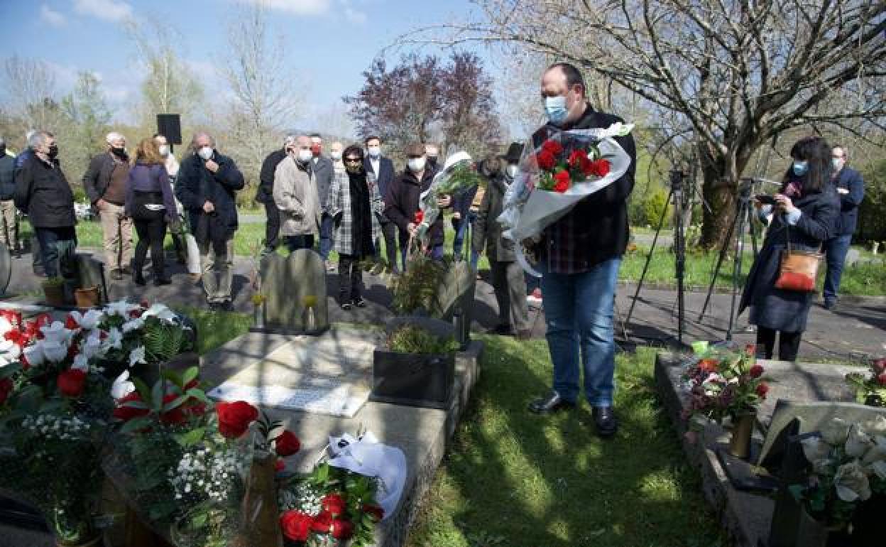 Josu y Andoni Elespe acompañados por Morales, Mendia y Andueza, en el cementerio de Lasarte-Oria.