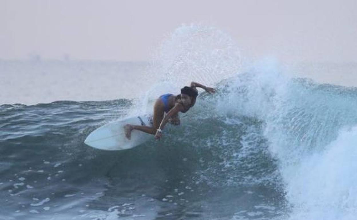 Katherine Díaz, surfeando una ola.