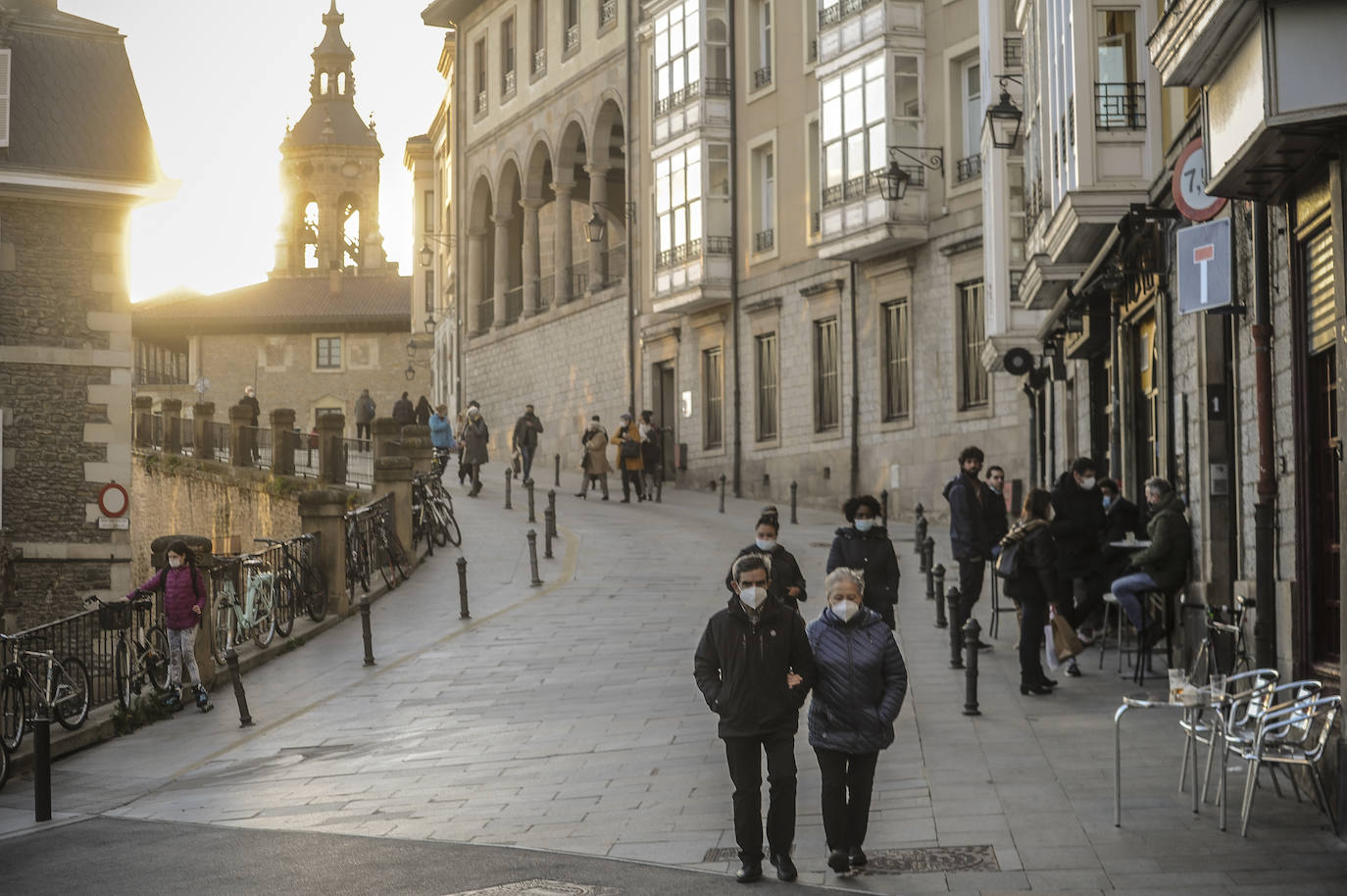 Al caer la tarde, la Cuesta de San Vicente bulle de paseantes, ciclistas y jóvenes que buscan los últimos rayos de sol del día.