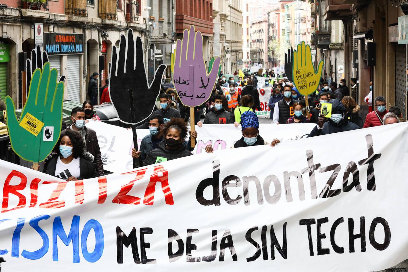 Manifestación contra el racismo y la xenofobia por las calles de Bilbao. 
