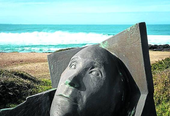 Escultura en homenaje a Sampedro en la playa coruñesa de As Furnas.