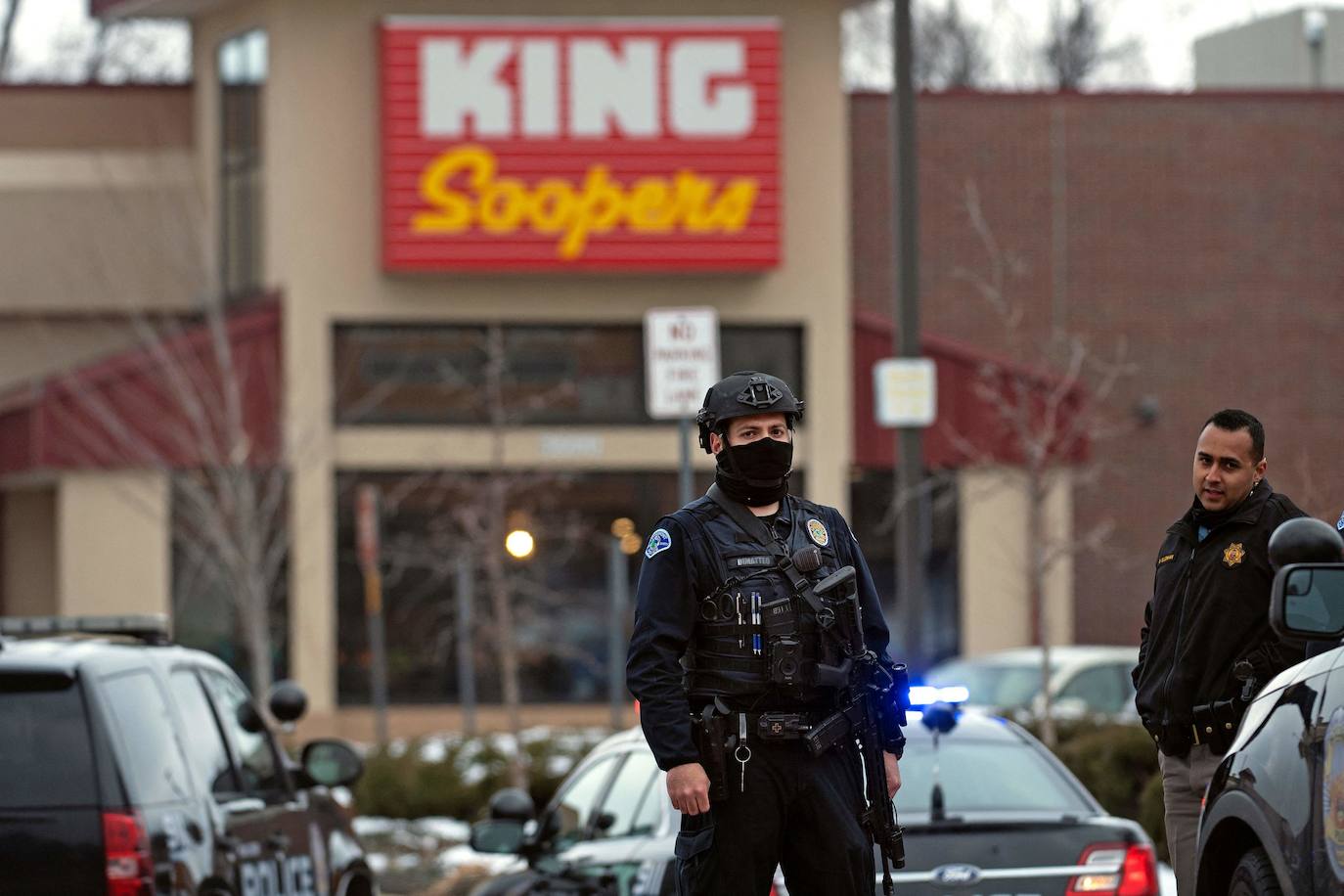 El personal del equipo Swat camina fuera de la tienda de comestibles King Soopers en Boulder