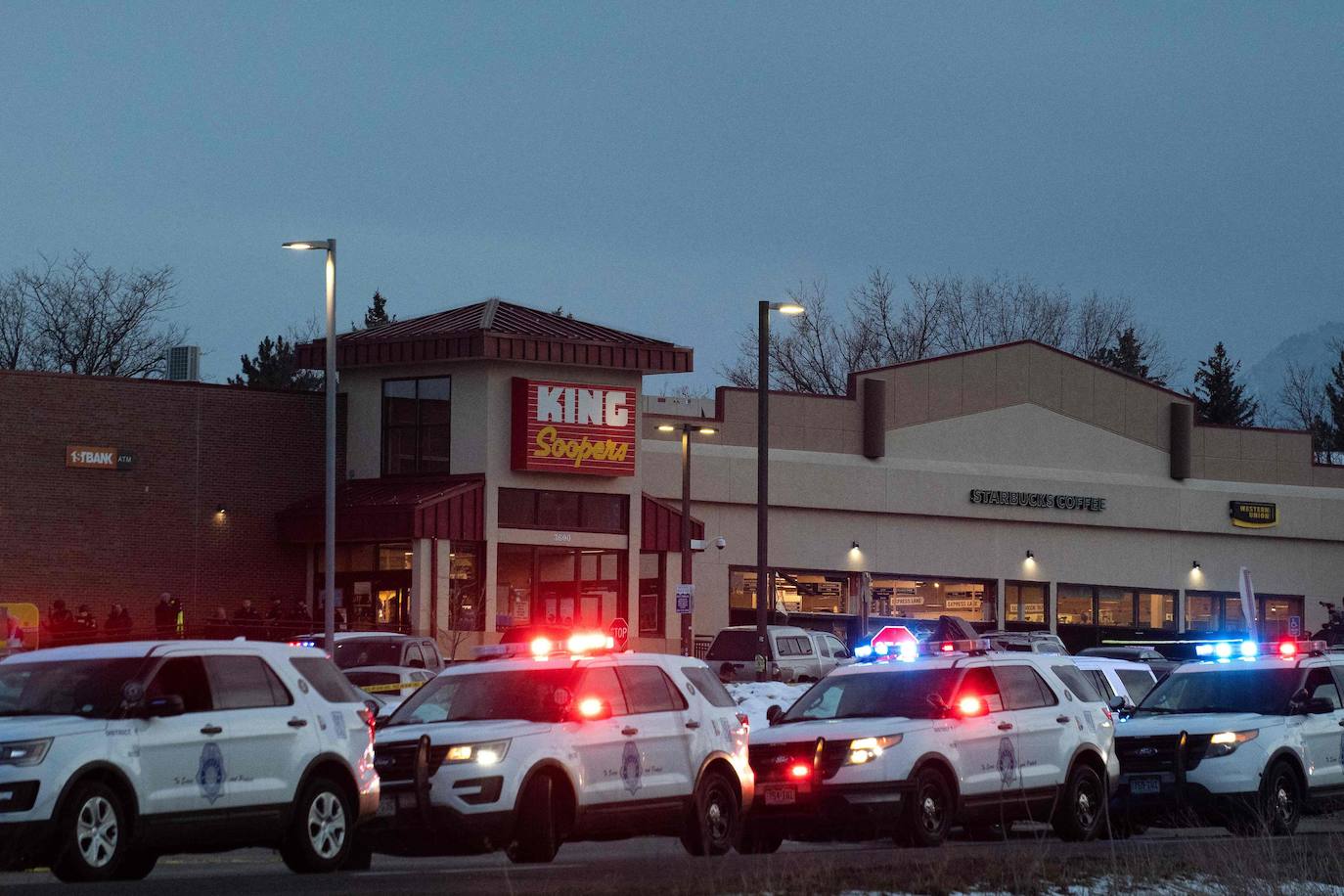 La policía responde en una tienda de comestibles de King Sooper donde un hombre armado abrió fuego 