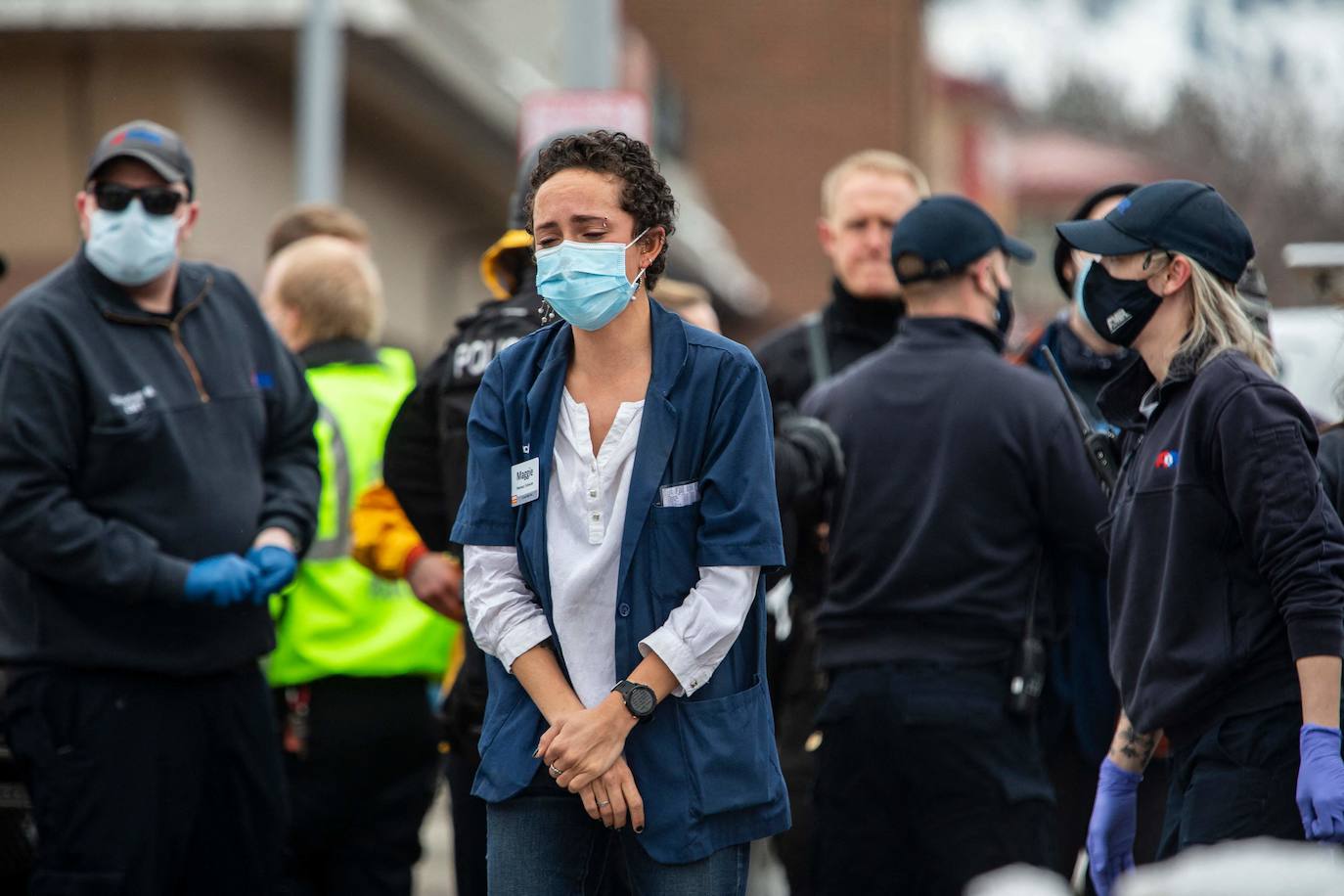 Los trabajadores de la salud salen de una tienda de comestibles King Sooper's.