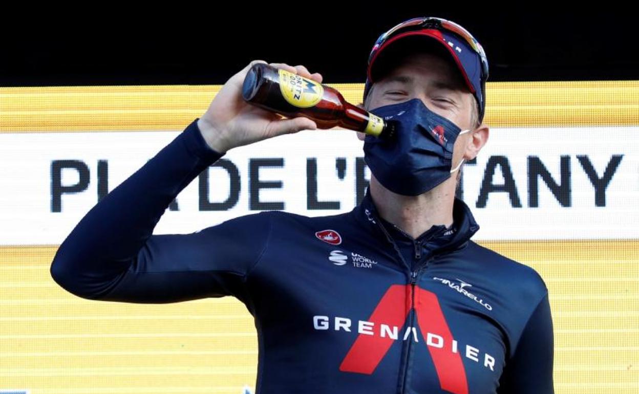 Rohan Dennis, feliz en el podio de la Volta tras ganar la etapa