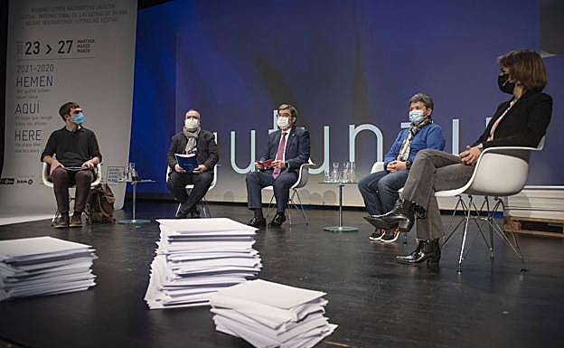 Beñat Sarasola, Fernando Pérez, Juan Mari Aburto, Itxaro Borda y Katixa Agirre en el acto inaugural de Gutun Zuria en Azkuna Zentroa.