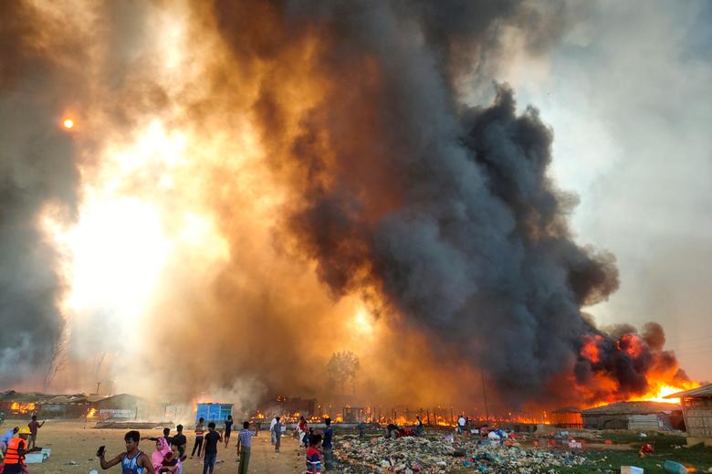 Olas de humo en el sitio del campo de refugiados rohingya donde estalló un incendio en Cox's Bazar.