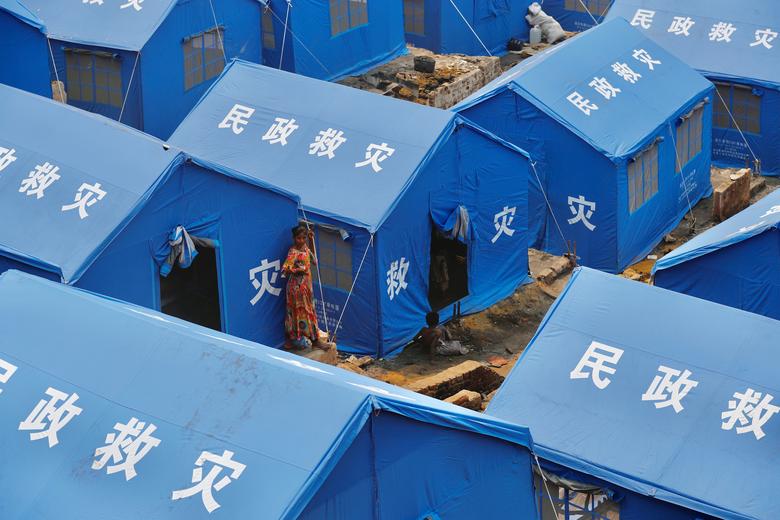 Una niña refugiada rohingya es vista frente a carpas improvisadas recién construidas después del incendio en Cox's Bazar.