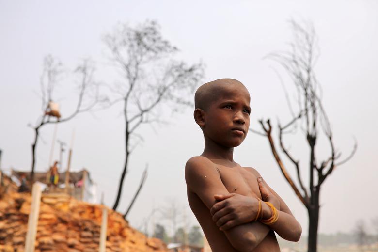 Un niño refugiado rohingya observa en un campo de refugiados en Cox's Bazar.