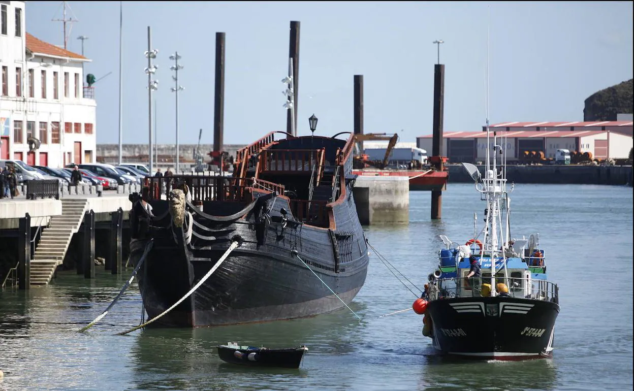 El 'Aita Guria' ha permanecido atracado en el muelle del Artza hasta su traslado al carro varadero.