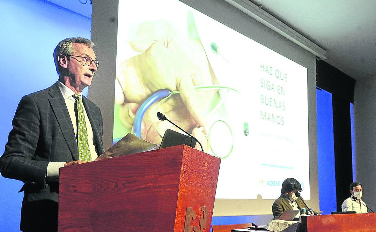 Martín Axpe, uno de los líderes de Ademi, en el transcurso de una asamblea de la asociación. 