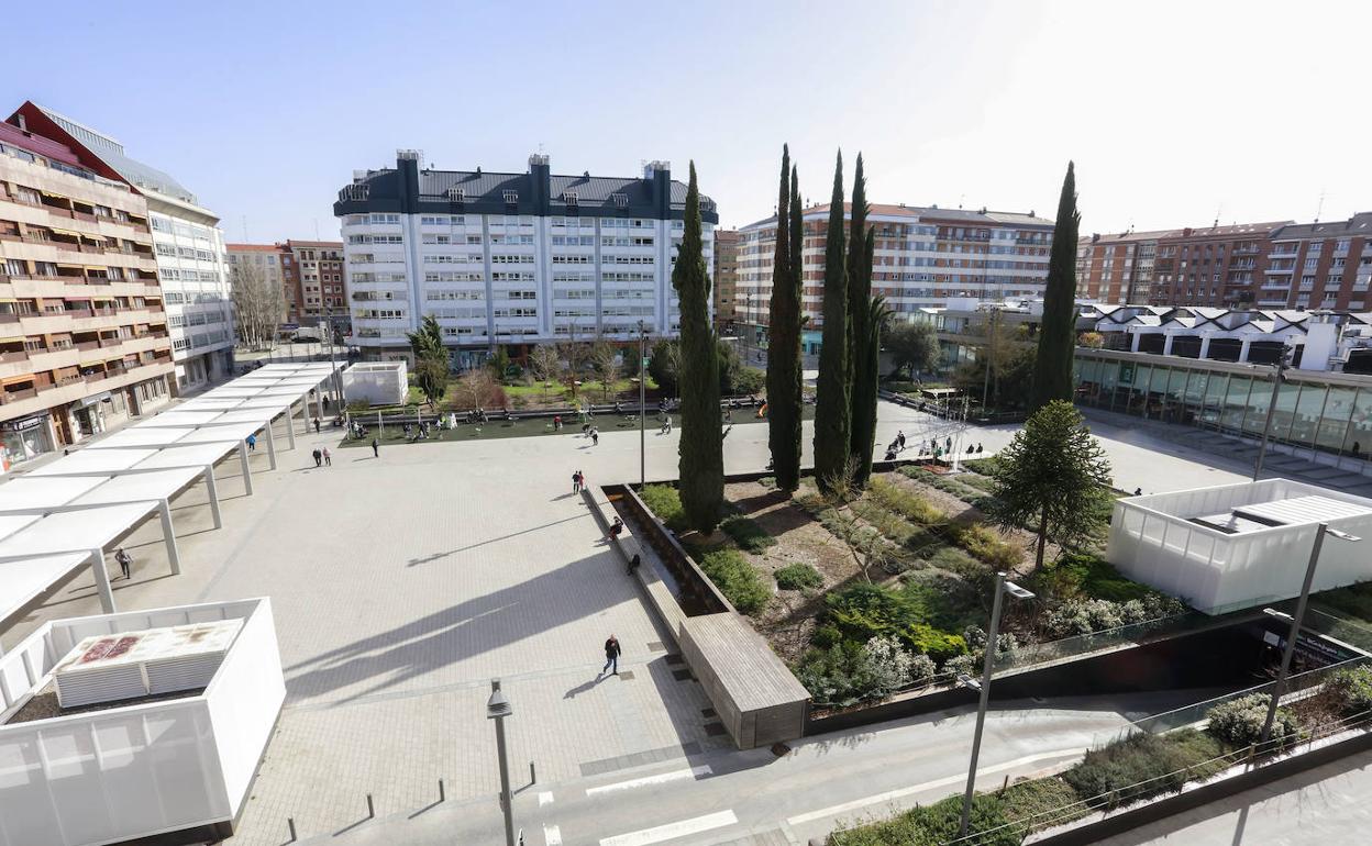 Las labores de carga y descarga de camiones en El Corte Inglés causan grandes molestias a los residentes de la plaza Santa Bárbara, en la imagen.