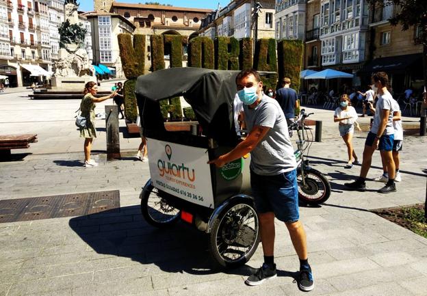 Arturo Martínez exhibe su rickshaw en la plaza de la Virgen Blanca.