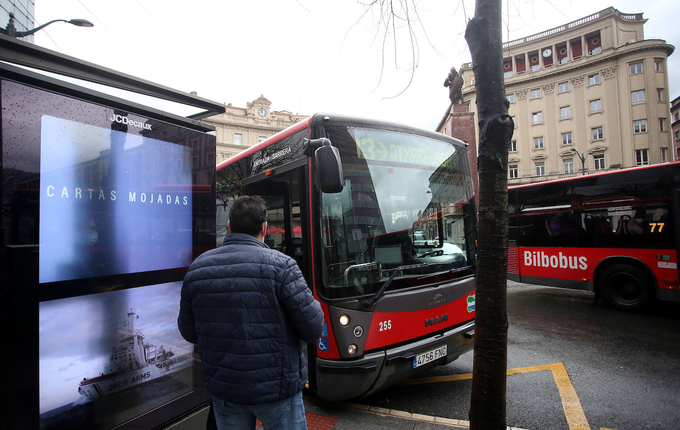 Dos unidades de Bilbobus en la parada de la Plaza Circular.