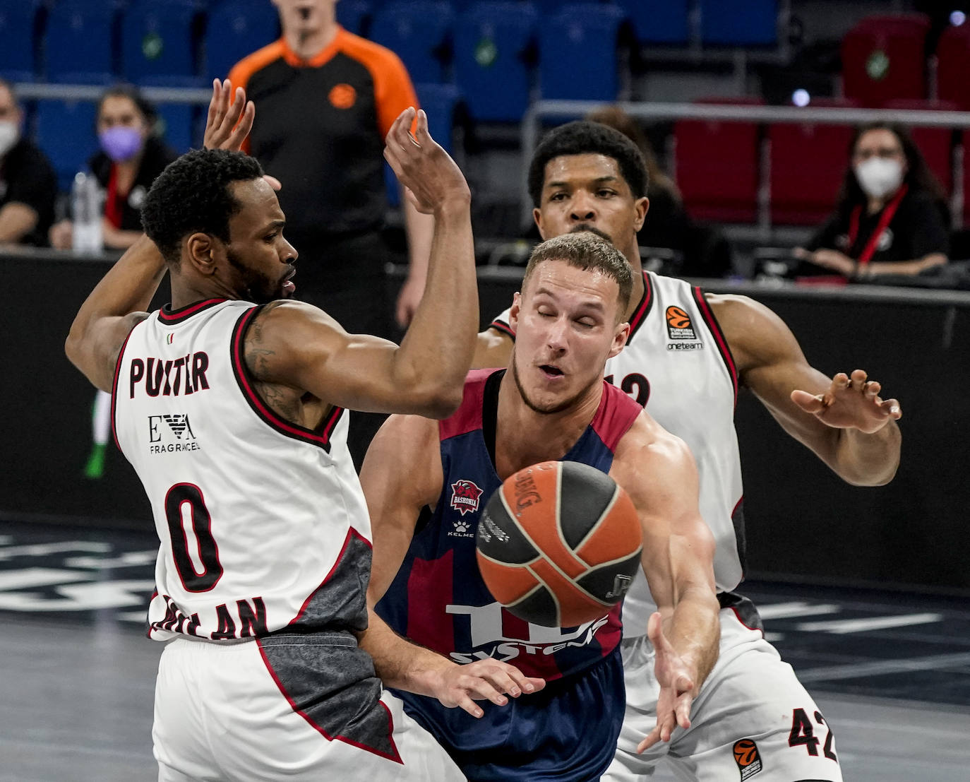 Fotos: Las mejores imágenes del Baskonia - Milán