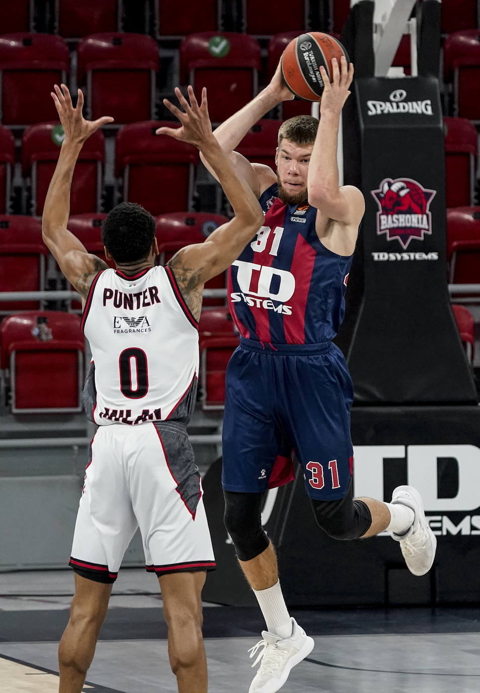 Fotos: Las mejores imágenes del Baskonia - Milán