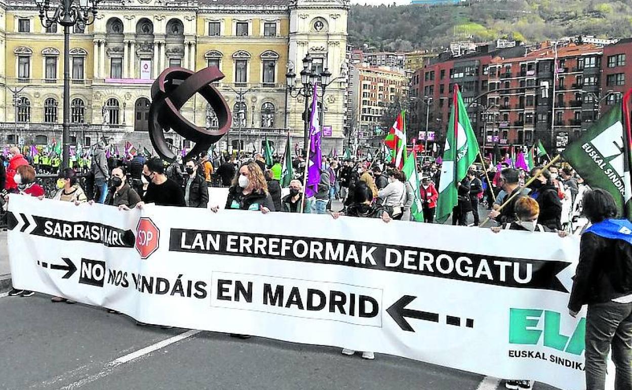La manifestación partió del Ayuntamiento de Bilbao. 