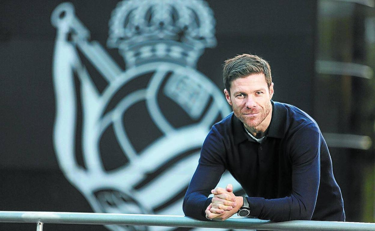 Xabi Alonso, con el escudo de la Real al fondo. 