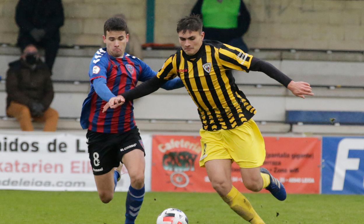 Gorka Garai y 'Guerre' disputan un balón en el parido de ida en Sarriena 