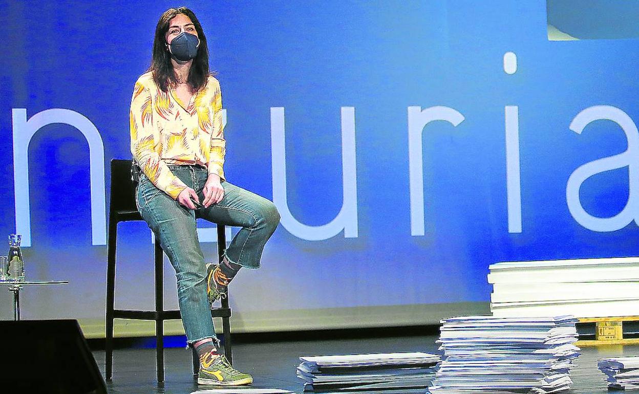La periodista Marta Peirano, ayer en el escenario del auditorio de la Alhóndiga. 