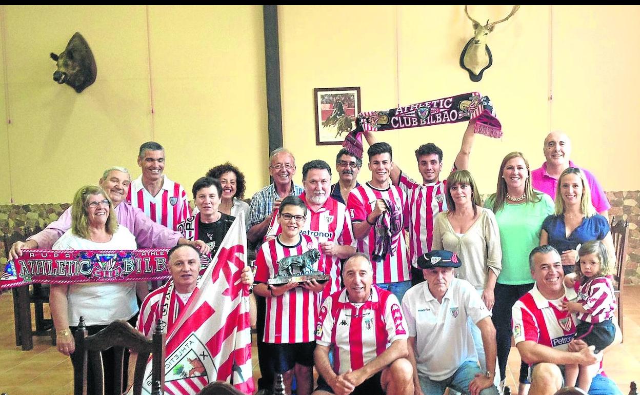 Entusiasmo. Los aficionados gaditanos muestran todo su instrumental de apoyo al Athletic.