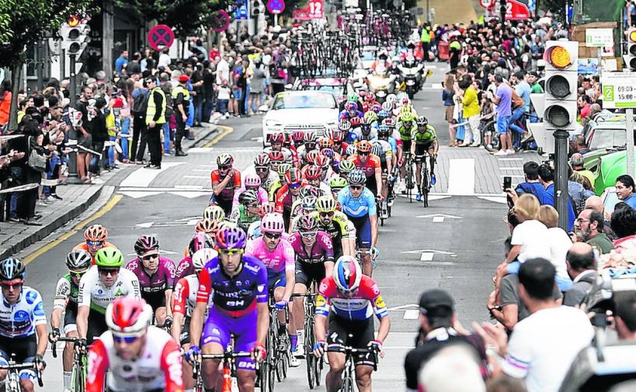 El pelotón toma la salida desde Bilbao en la Vuelta a España. 