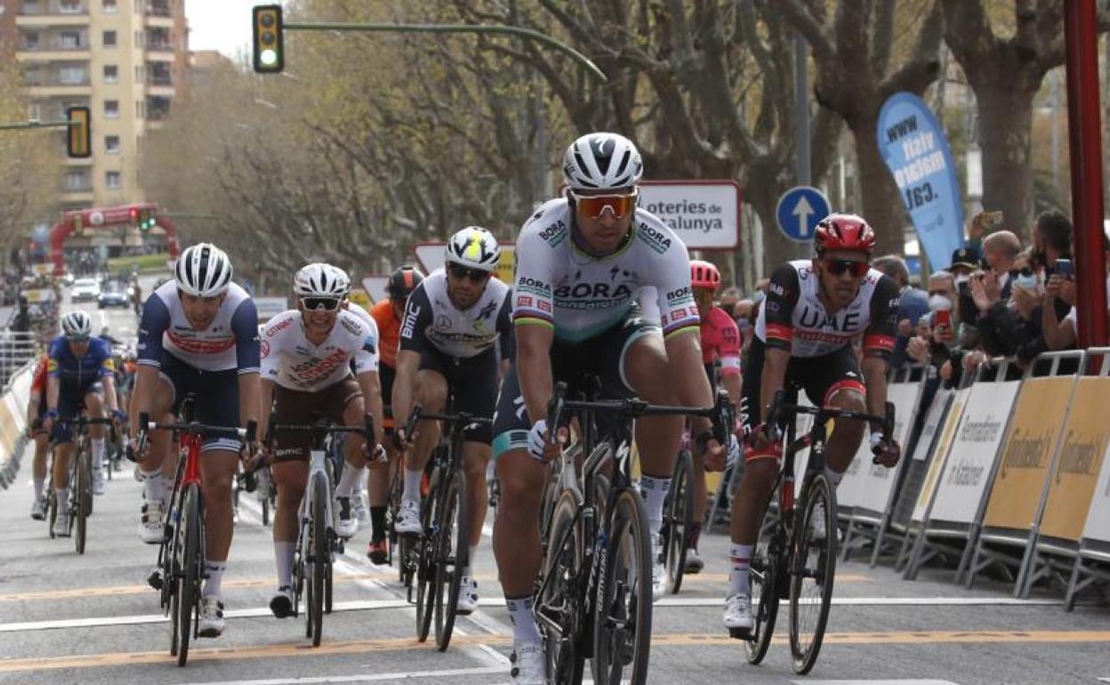 Sagan entra primero en la meta de Mataró. 