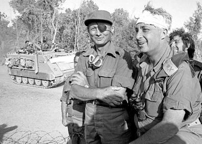 Imagen secundaria 1 - 1. Guerra de los Seis Días. Ariel Sharon y Moshe Dayan. | 2. El canal permite el paso de barcos de hasta 240.000 toneladas