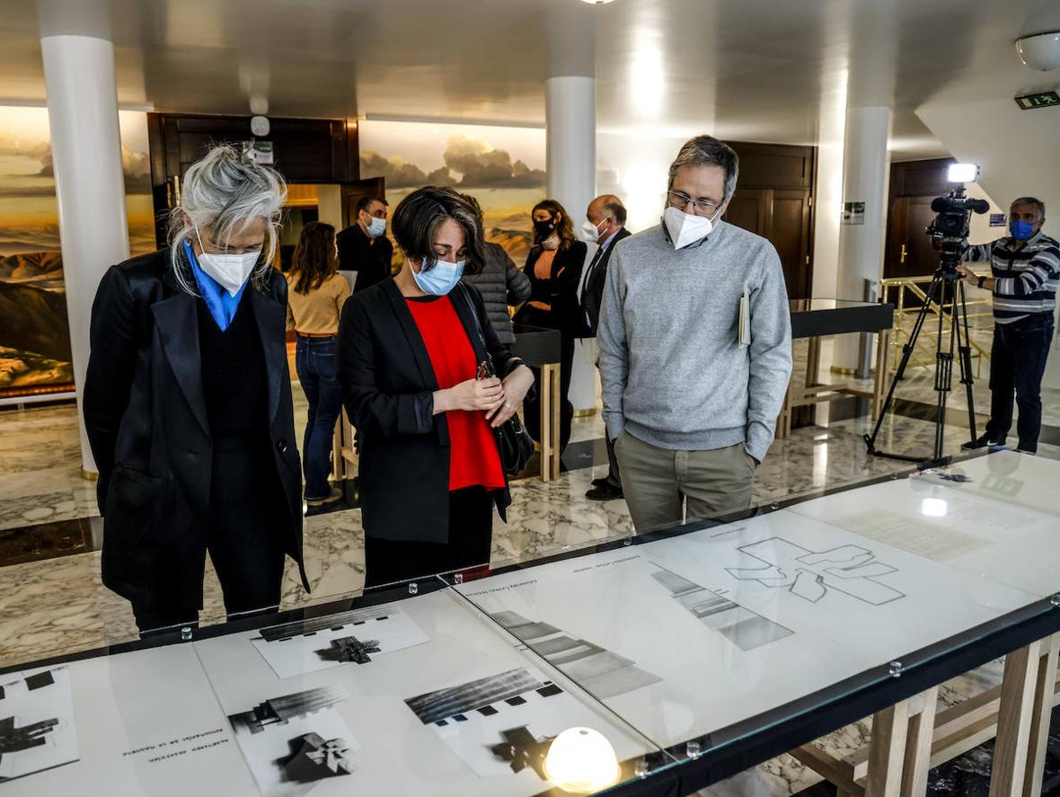 Mónica y Gorka Basterretxea, hijos del artista, con Beatriz Herráez, directora del museo Artium, en medio de la fotografía.