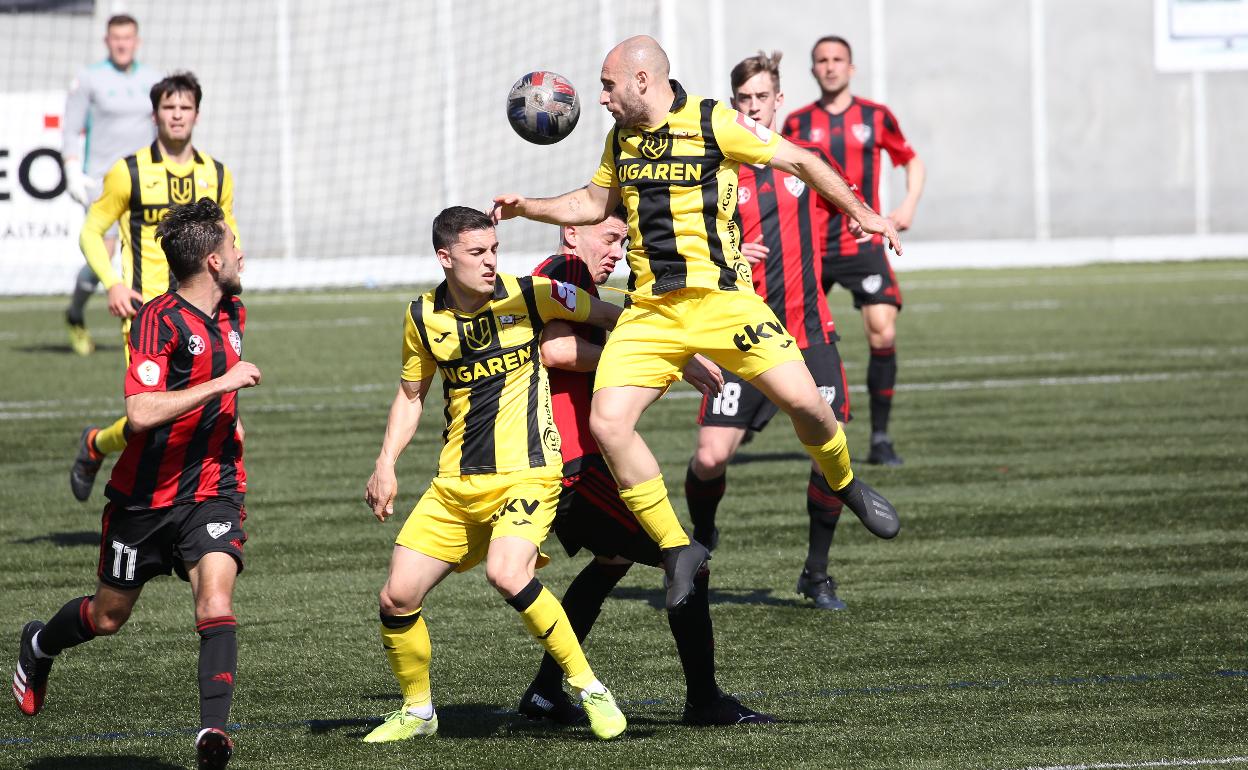 Ander Santamaría salta a por un balón antes de ser expulsado.