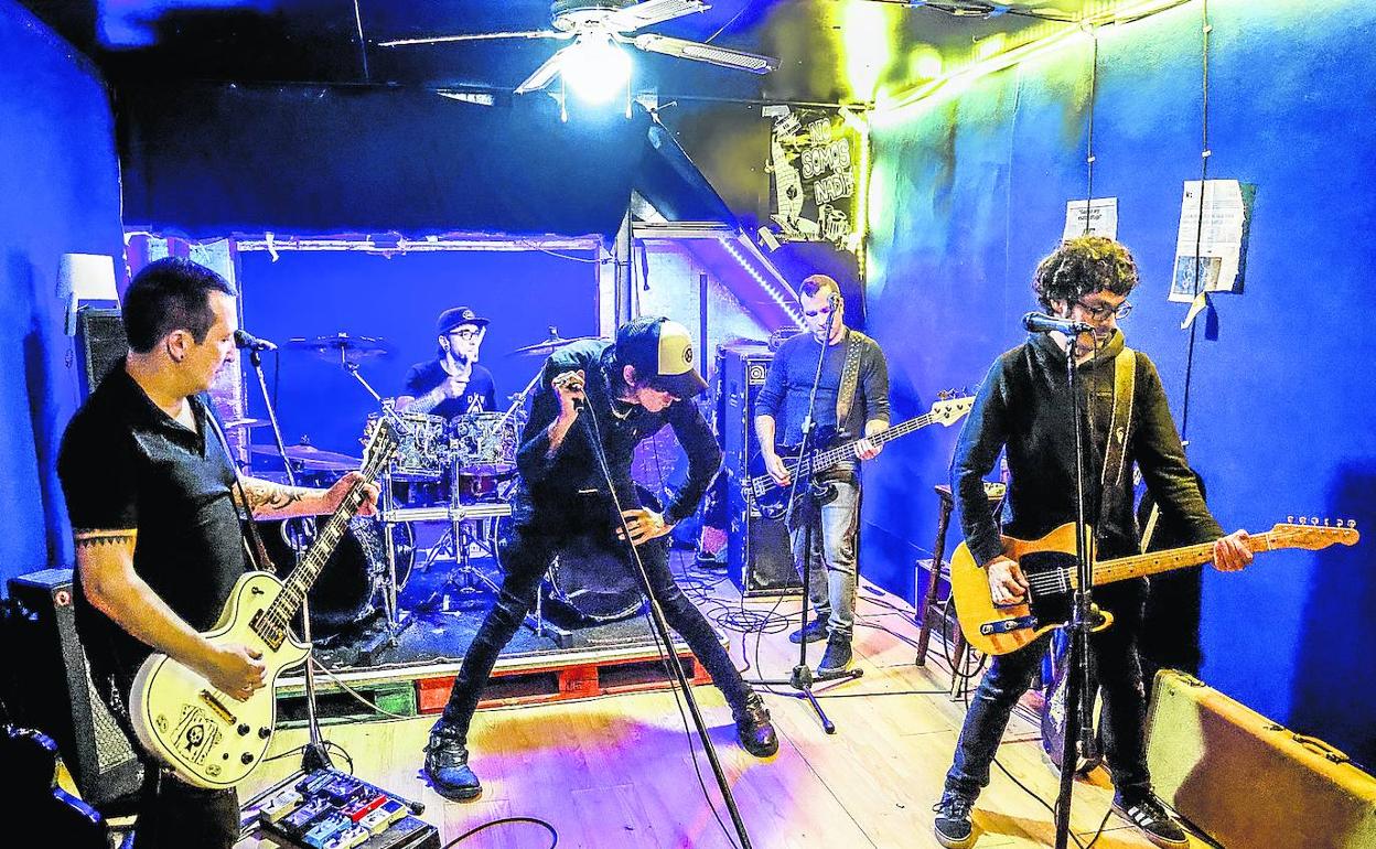 La Excavadora, grupo liderado por el cantante 'Pela', empleó Telegram para intercambiar ideas para las canciones de su disco debut. 