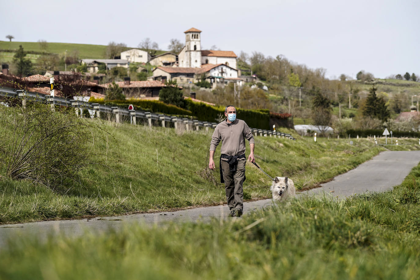 Un vecino de Urkabustaiz pasea su perro.