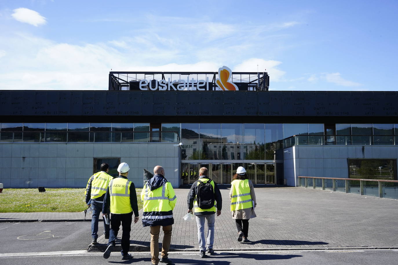 La oposición critica la venta de Euskaltel y ve en peligro su arraigo