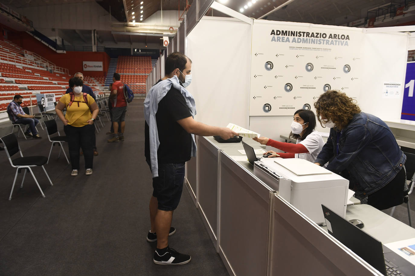 Fotos: Así ha sido el primer día en el vacunódromo de La Casilla