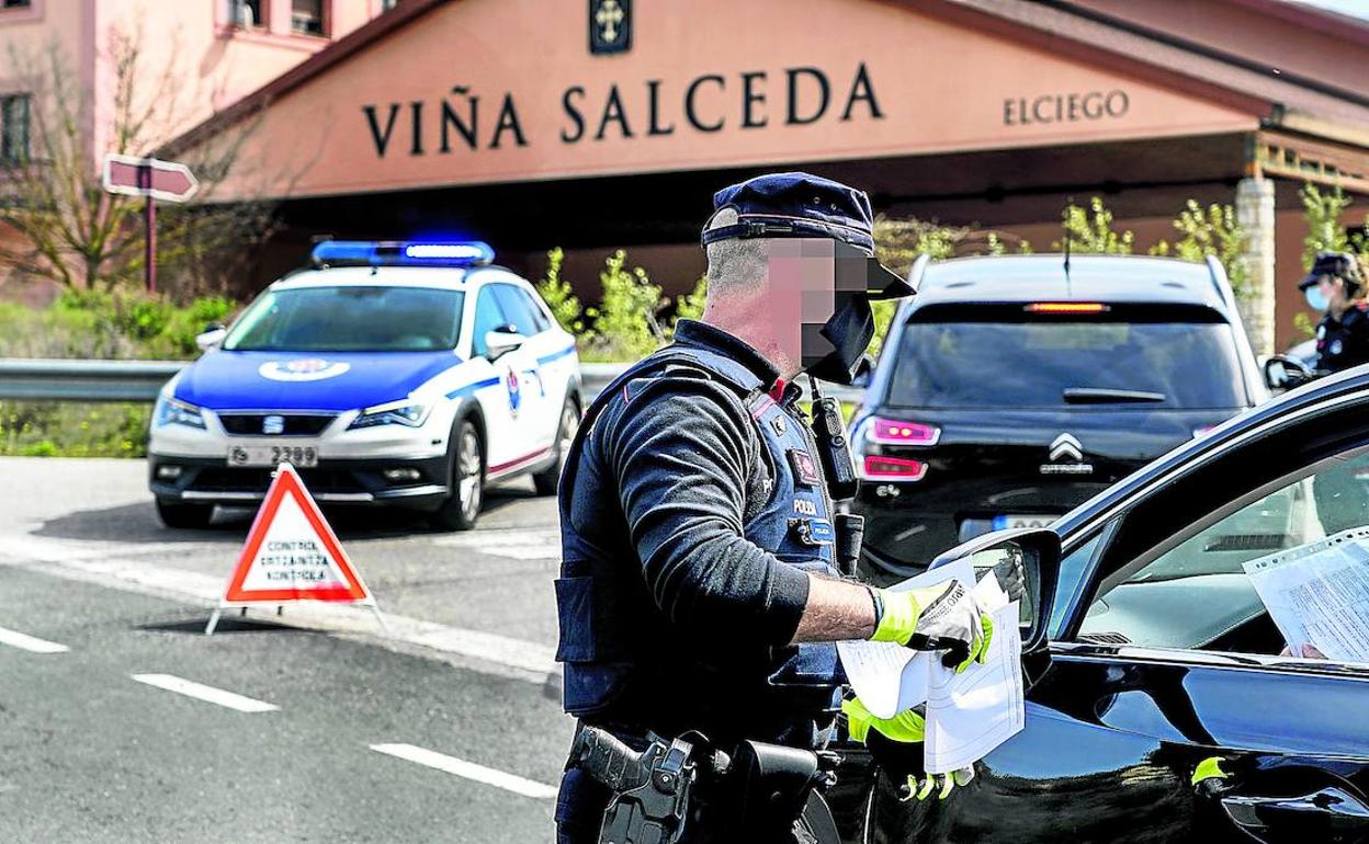 Elciego. Controles policiales. Una patrulla de la Ertaintza vigila uno de los accesos a Elciego, en el que se paraba a todos los vehículos que entraban y salían. 