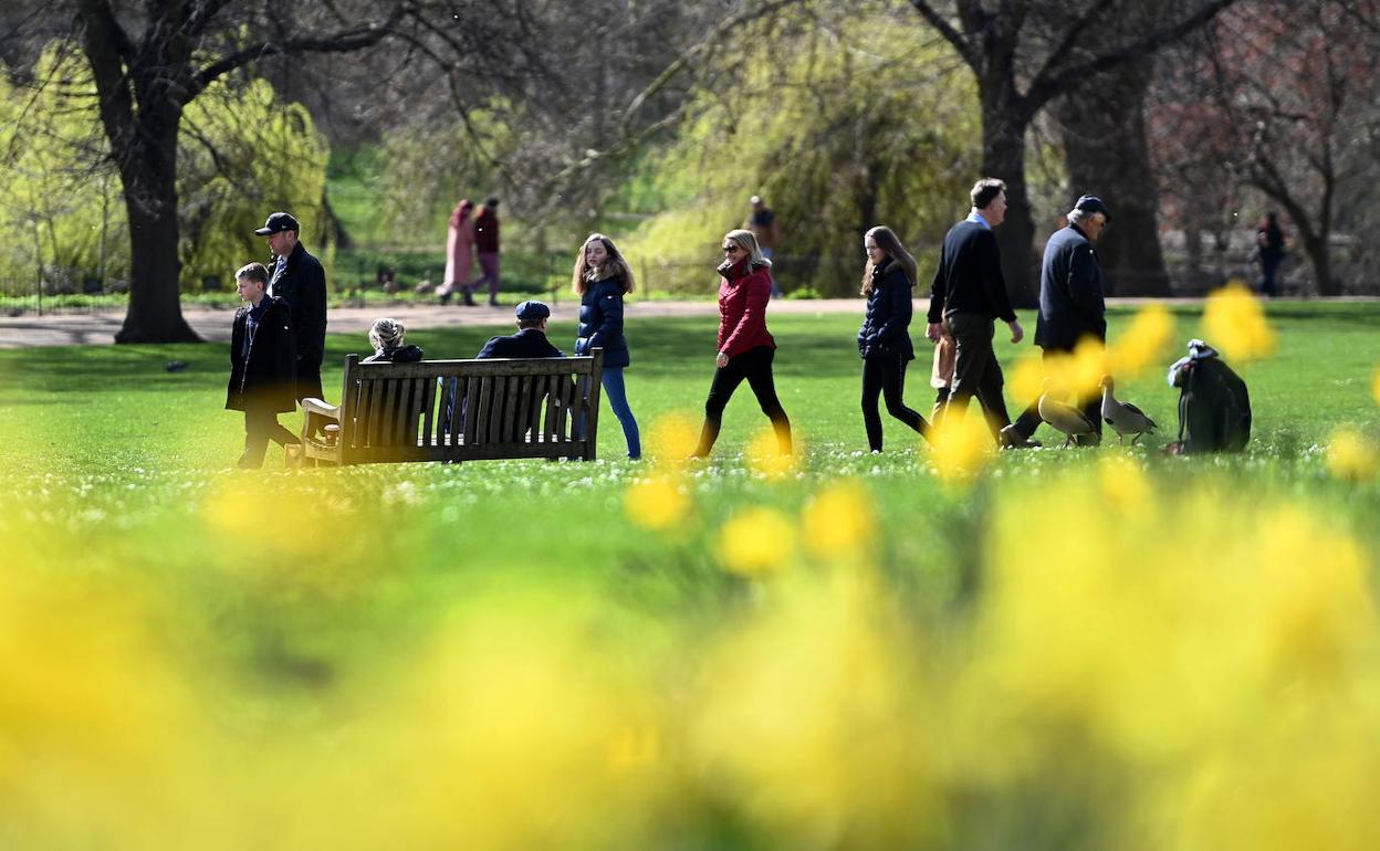 Inglaterra recupera las reuniones al aire libre de hasta seis personas