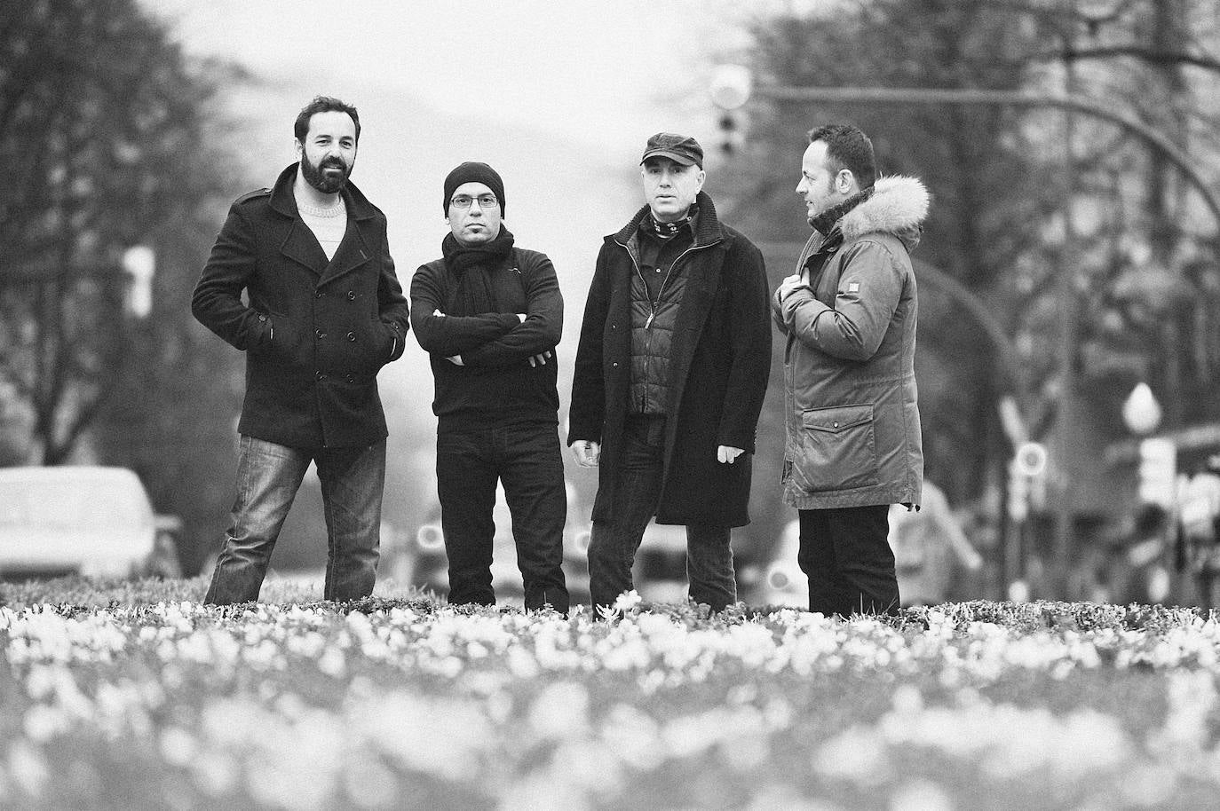 Javier Castro (batería), Roberto Quintela (guitarra y voces), Alex Olabarria (bajo) y Hugo Allende (voz, guitarra y teclas). 