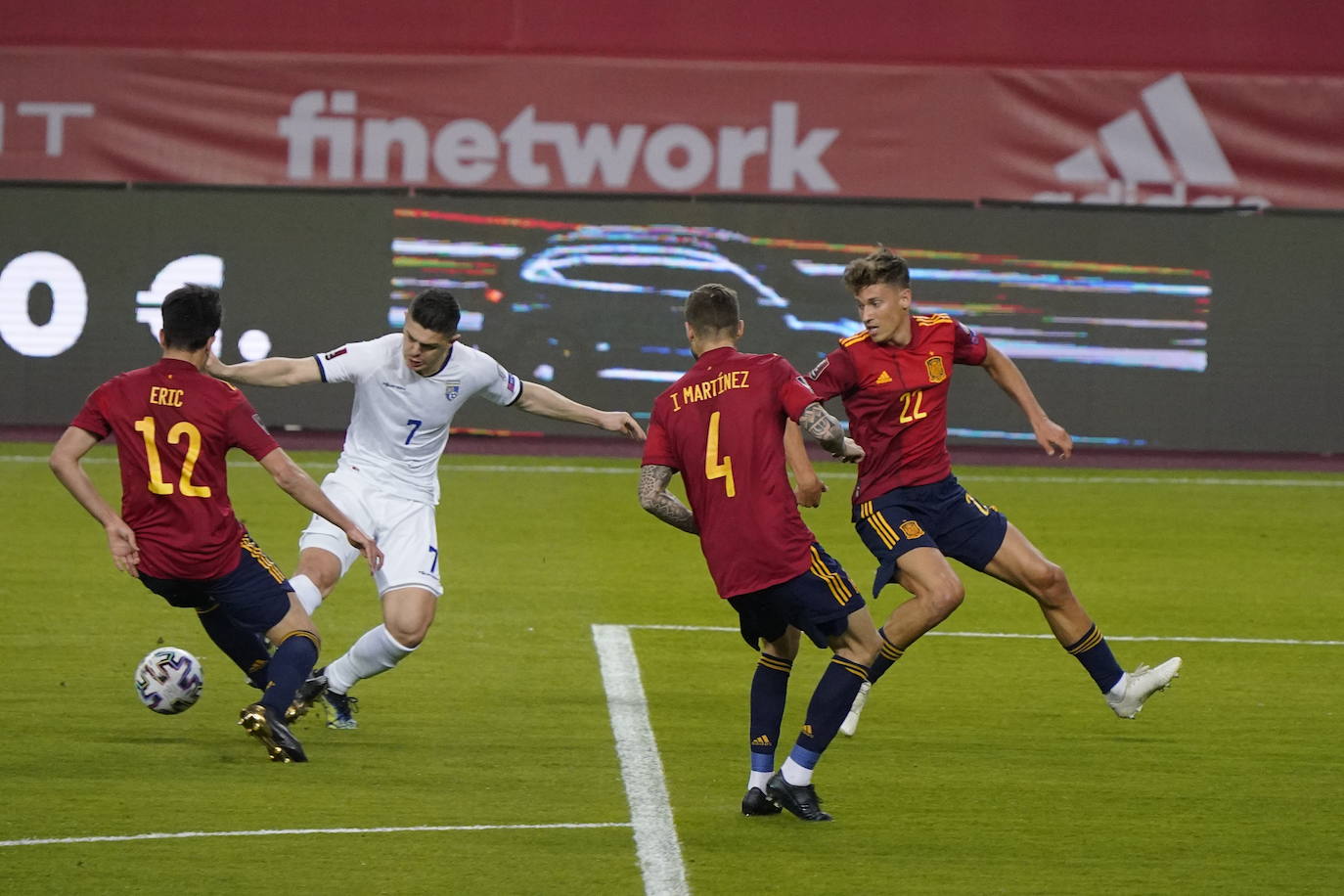 Fotos: Iñigo Martínez y Unai Simón, titulares con España