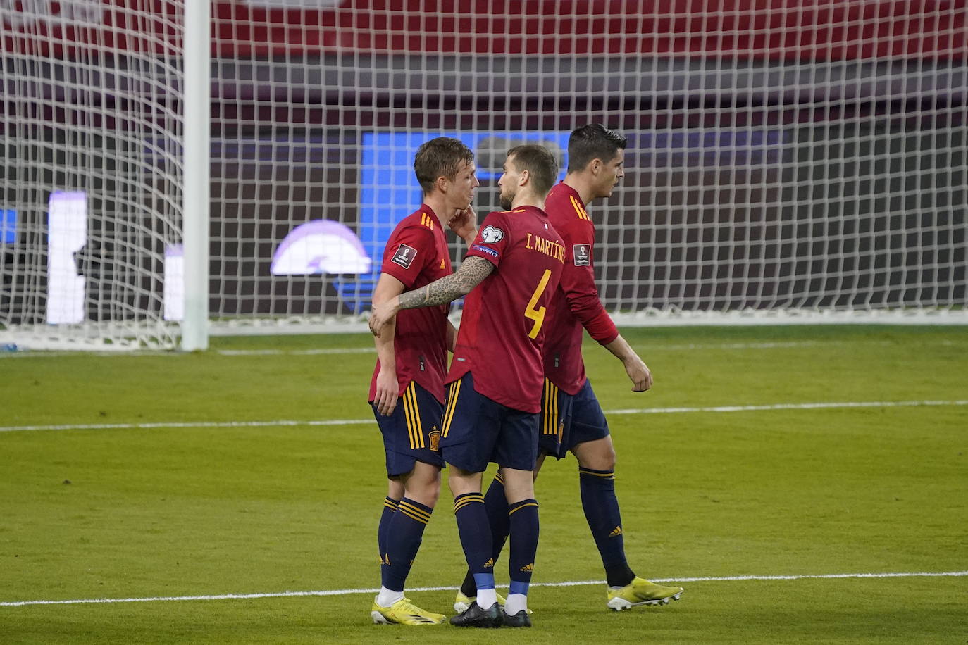 Fotos: Iñigo Martínez y Unai Simón, titulares con España