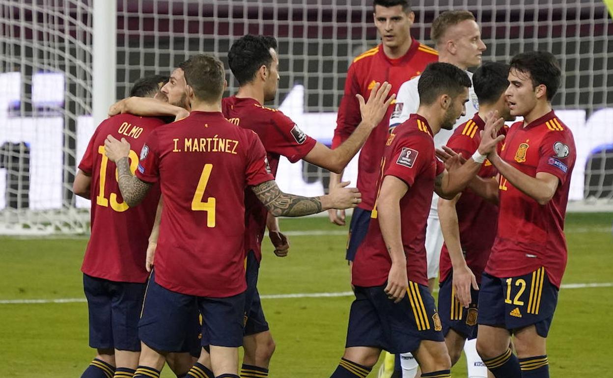 Iñigo Martínez celebrando en primer gol de la Selección frente a Kosovo.