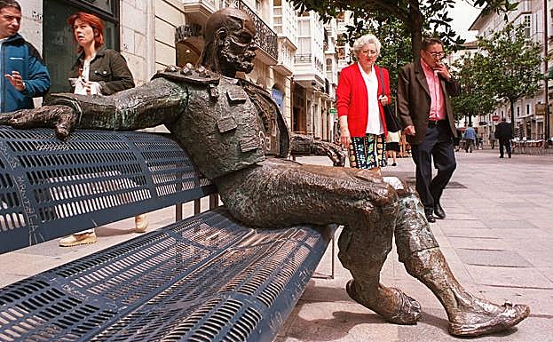 'Reflexión', escultura ubicada en la calle Dato.
