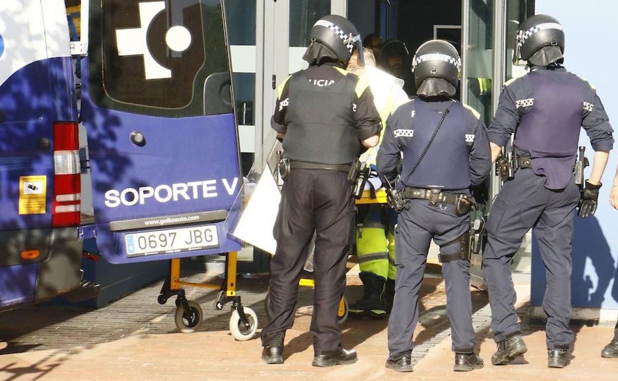 Agentes locales de Vitoria en un dispositivo anterior. 