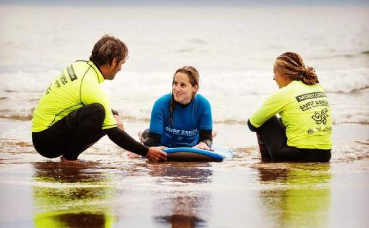 Balmes practicando surf adaptado en la Escuela de Surf de Sopelana. 