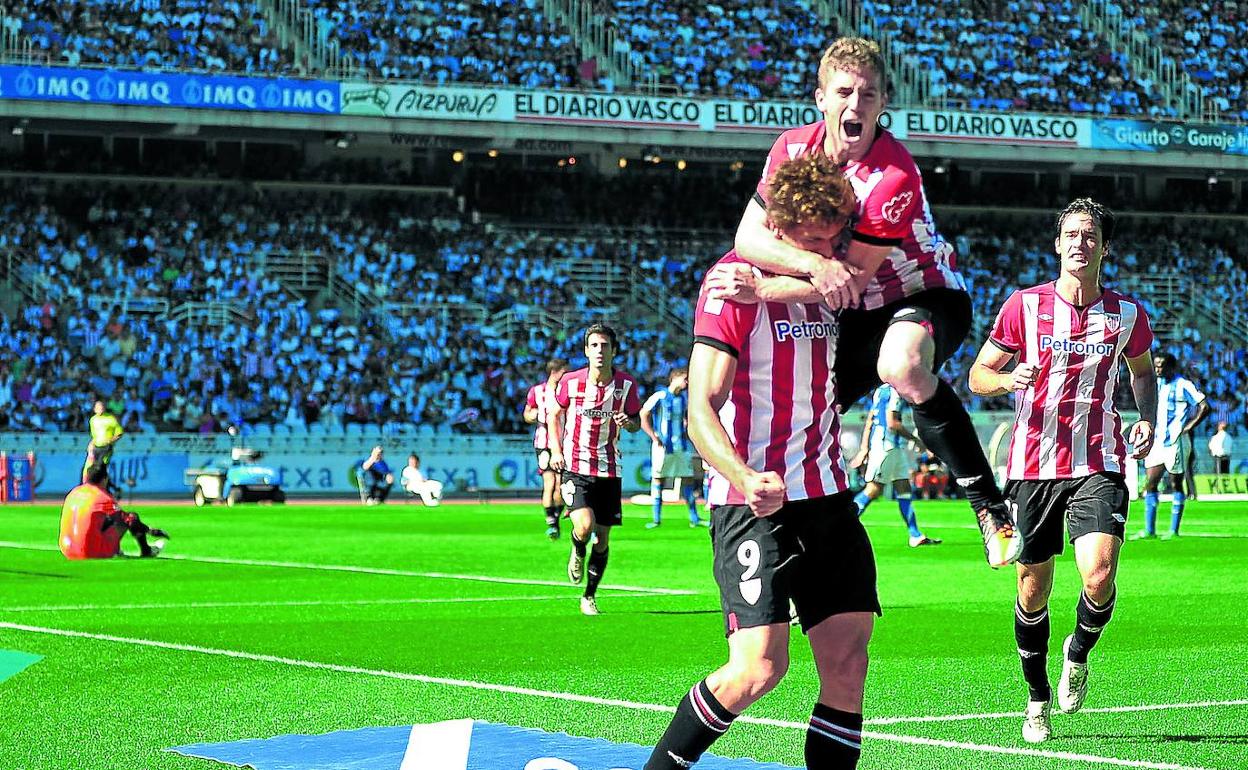 Iker Muniain celebra con Fernando Llorente uno de los dos goles del delantero de Rincón de Soto que sirvieron para ganar el derbi.