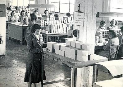 Imagen secundaria 1 - Arriba, Erabatera. Abajo, izquierda, 'Naiperas, una memoria viva'. Derecha, 'Amor y humor'.