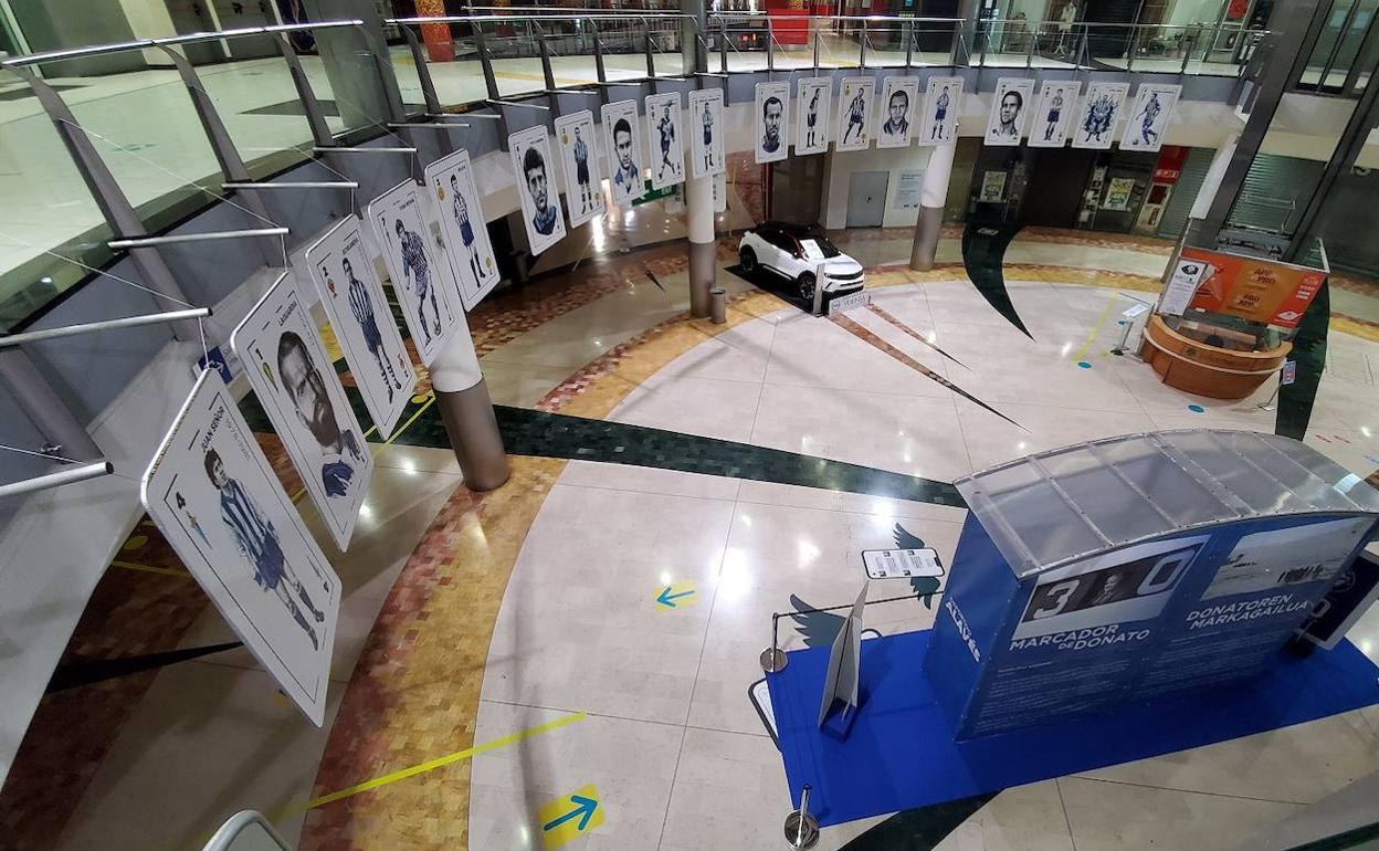 Los naipes albiazules de Fournier, expuestos en el vestíbulo principal del Boulevard. 