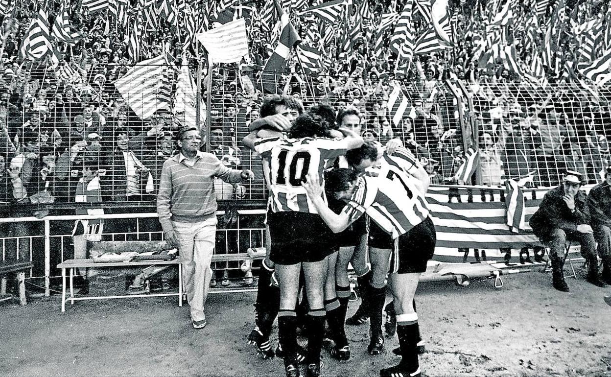 Celebración. Los jugadores festejan junto a la grada el gol de Endika. 