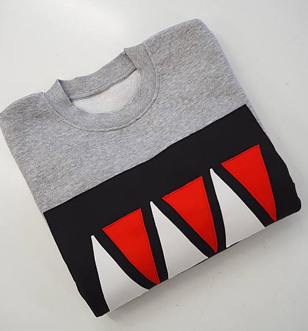 La sudadera 'zurigorri' es unisex, de algodón y cuesta 55 euros.