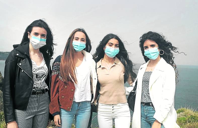 La cuadrilla de amigas en el faro de Lekeitio. 